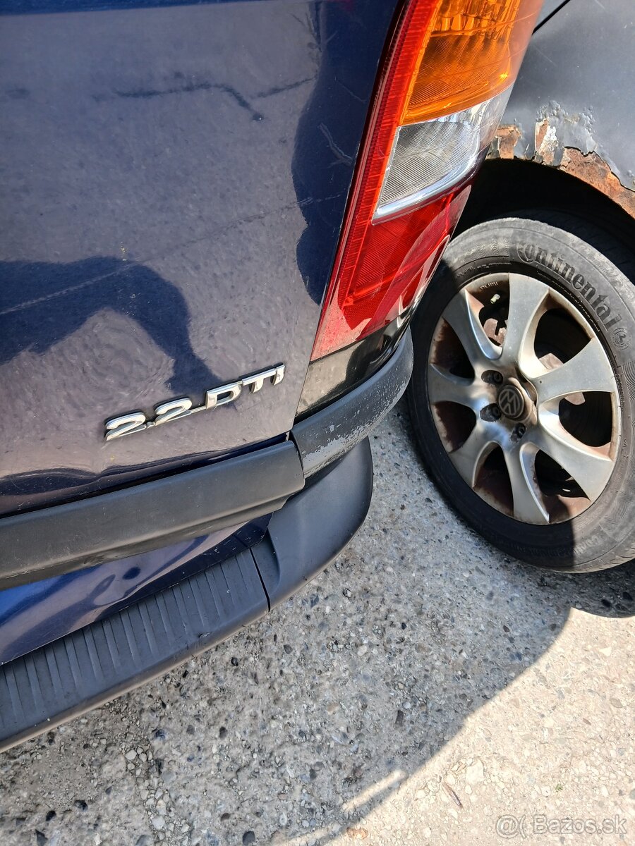Corrosion shown in the Opel Zafira listing